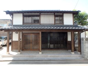 旧長崎街道に面して建つ、築150年の町家を再生