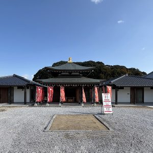 護摩堂の左右に並ぶ２棟の納骨堂正面