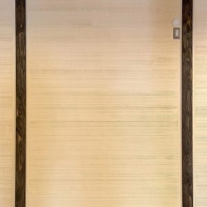 正面の塗り壁は櫛引仕上げ